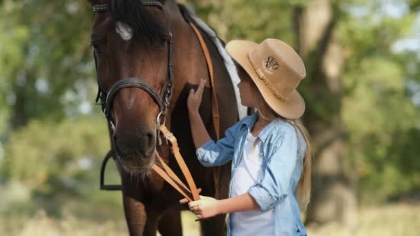 Ragazzina con disturbo dello spettro autistico accarezzando un bel cavallo all'aperto. Terapia animale — Video Stock