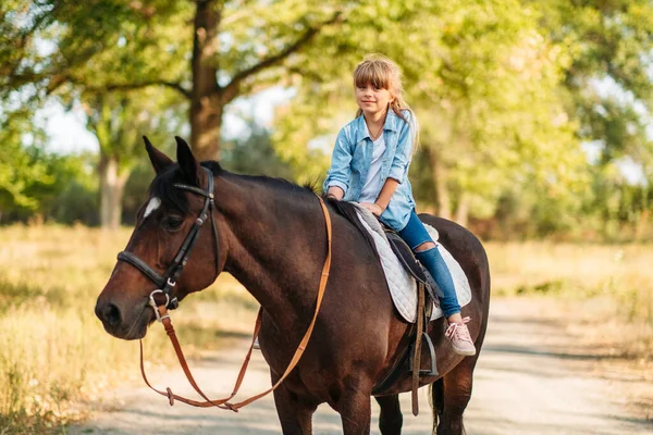 Gadis Kecil Yang Lucu Dengan Rambut Panjang Menunggang Kuda Luar — Stok Foto
