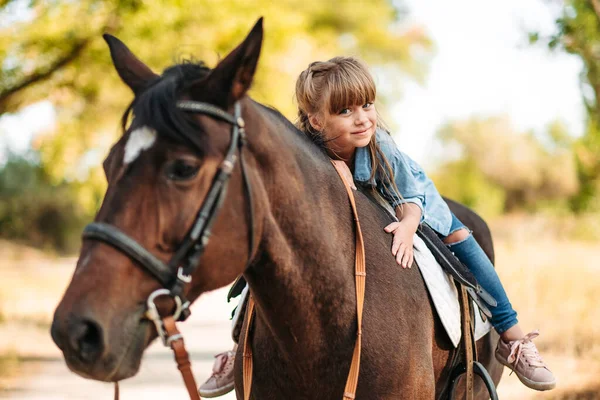 Menina Bonito Com Cabelo Comprido Montando Cavalo Livre Terapia Para — Fotografia de Stock