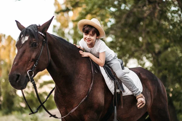 戴帽子的男孩在外面骑马 宠物疗法 — 图库照片