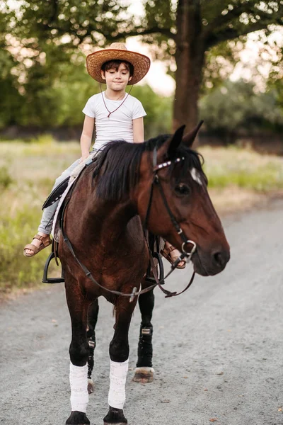 Rapaz Com Chapéu Montar Cavalo Livre Terapia Para Animais — Fotografia de Stock