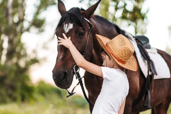 Bonito Menino Chapéu Cowboy Acariciando Belo Cavalo Livre — Fotografia de Stock