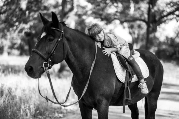 Menina Bonito Com Cabelo Comprido Montando Cavalo Livre Terapia Animais — Fotografia de Stock