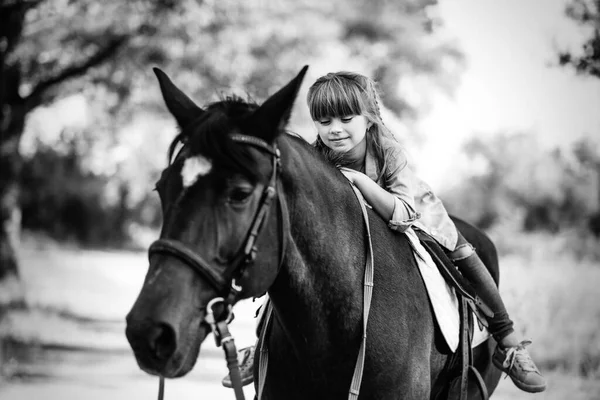 Słodka Dziewczynka Długimi Włosami Jeżdżąca Koniu Świeżym Powietrzu Terapia Dla — Zdjęcie stockowe