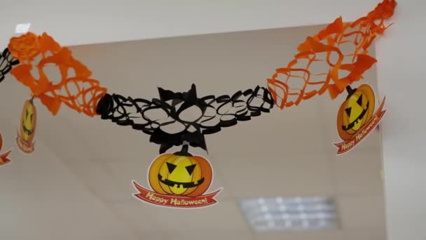 Oranje papieren pompoenen hangen en zwaaien thuis, als decoratie voor Halloween — Stockvideo