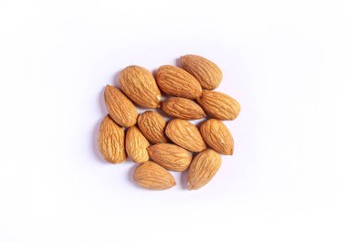 Beyaz arkaplanda izole edilmiş badem tohumları