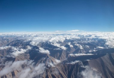 Gökyüzü ve dağ manzarası bulutların doğal görüntüsüyle 