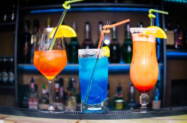 Boyunlukla ve mavi lagün kokteyller Aperol