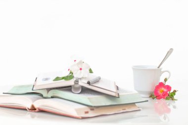 Çiçek ve sabah kahve ile açık kitap.