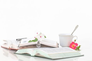 Çiçek ve sabah kahve ile açık kitap.