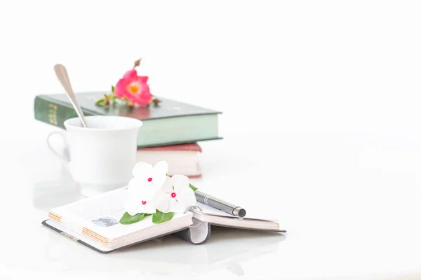 Öppna Böcker Med Blommor Och Kaffe Morgonen — Stockfoto