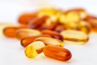 Vitaminler ve beyaz arka plan üzerinde sağlıklı takviyeleri