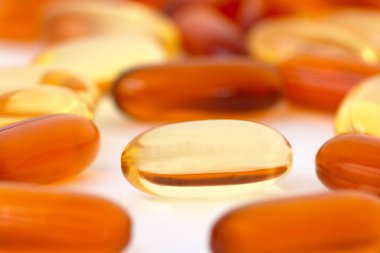 Vitaminler ve beyaz arka plan üzerinde sağlıklı takviyeleri