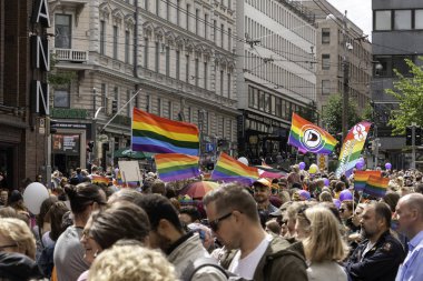 Helsinki, Finlandiya-30 Haziran 2018: Insanlar sokaklarda insan haklarını kutlamak ve güzel bir yaz gününde eğlenmek için toplandı
