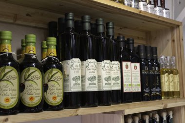 Helsinki, Finlandiya - 19 Mart 2019: Hakaniemi Market Hall'da çeşitli zeytinyağı şişeleri