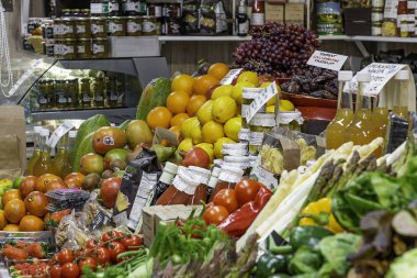 Helsinki, Finlandiya - 19 Mart 2019: Market Hall'da çeşitli sebze ve gıda kavanozları