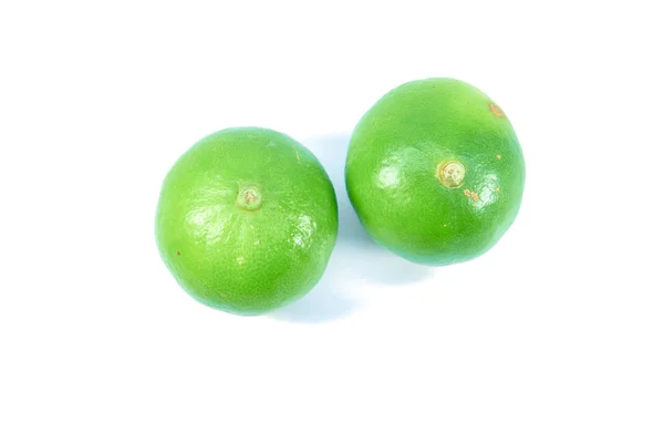 Beyaz arka planda iki limon.