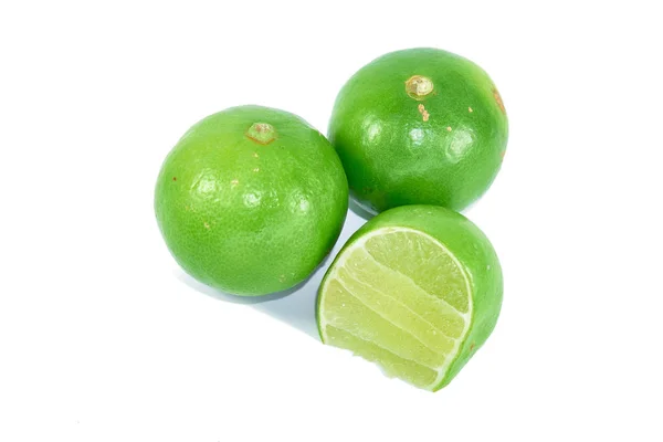 İki limon ve yarısı beyaz bir arka plan.