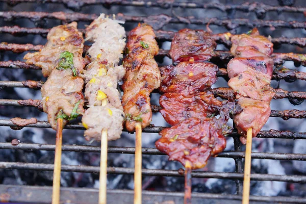 Barbekü domuz eti ızgara, sokak gıda Thailand.outdoor mutfak. Şehirde yemek festivali. lezzetli yemekler şiş üzerinde kavurma