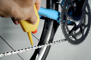 Mekanik yağlama Bisiklet zinciri ve dişli yağı ile. Stüdyo vurdu