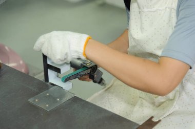 İşçi kullanışlı hava kemer zımpara kullanarak. Pnömatik bant zımpara makinesi