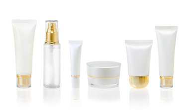 Beyaz arka plan üzerinde izole beyaz kozmetik kapları