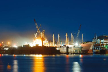 Kargo gemi tamir altında geceleri havuz yüzen Kumlama tarafından