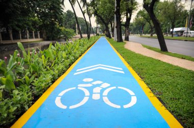 Gökyüzü mavi bisiklet lane çizgileri ve sembol asfalt üzerinde