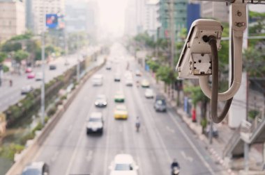 Trafik kamerası bir yolda araç trafik gözlemler