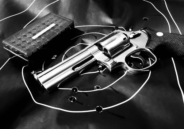 357 Magnum Revolver Pisztolyt Lőszerek Emberi Silhouette Céllövészet — Stock Fotó