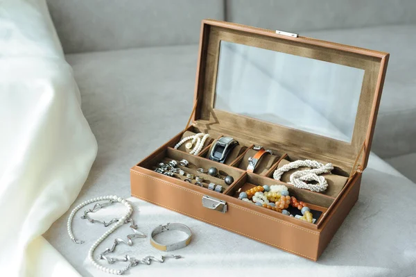 Kotak Perhiasan Kulit Dengan Perhiasan Dan Aksesoris Yang Diletakkan Sofa Stok Foto Bebas Royalti