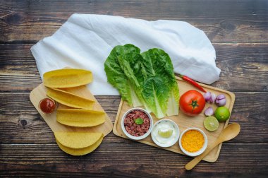 Tahta arka planda Sert Kabuklu Biftek Taco 'nun İçindekiler