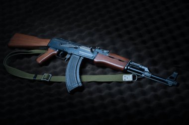 Ünlü Rusya saldırı tüfeği Kalaşnikov AK-47. Dünyanın en popüler ve en çok kullanılan tüfekleri.