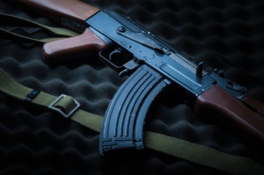 Ünlü Rusya saldırı tüfeği Kalaşnikov AK-47. Dünyanın en popüler ve en çok kullanılan tüfekleri.