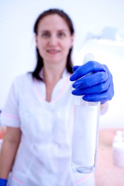 Kadın güzellik uzmanı eldiven ve antiseptik ve yapıştırma shugaring için