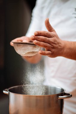 Erkekler ellerini Şef mutfakta un elemek