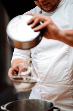 Erkekler ellerini Şef mutfakta un elemek