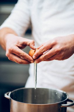 Erkekler ellerini Şef mutfak mutfak yumurta kırmak