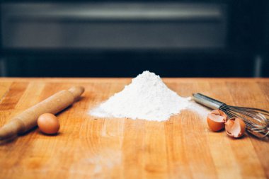 Oklava ile Şef ve un ve hamur ile ürünler tablosu