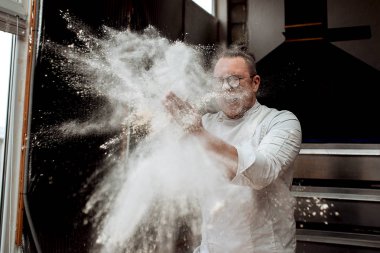 Şef unu ve kakao atar mutfakta yemek yaparken