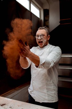 Şef unu ve kakao atar mutfakta yemek yaparken