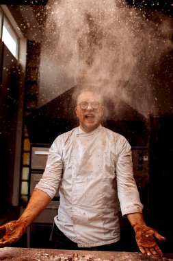 Şef unu ve kakao atar mutfakta yemek yaparken