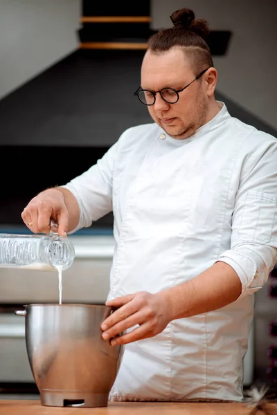 Muž Šéfkuchař Připravuje Cupcakes Kuchyni — Stock fotografie