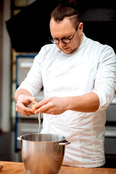 Muž Šéfkuchař Připravuje Cupcakes Kuchyni — Stock fotografie