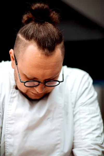 Man Chef Prepares Cupcakes Kitchen — Stock Photo, Image