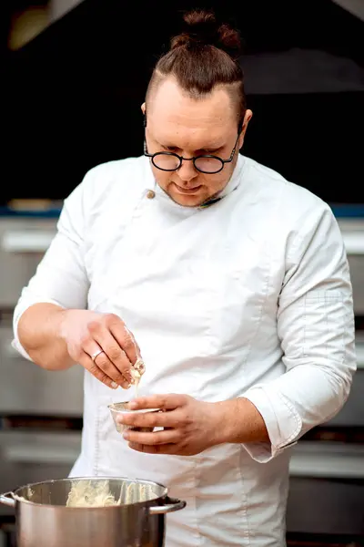Een Man Chef Kok Bereidt Cupcakes Keuken — Stockfoto