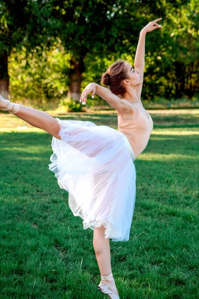 Bailarina Sensual Natureza Verão — Fotografia de Stock