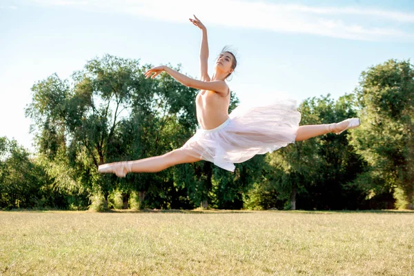 Bailarina Sensual Natureza Verão — Fotografia de Stock