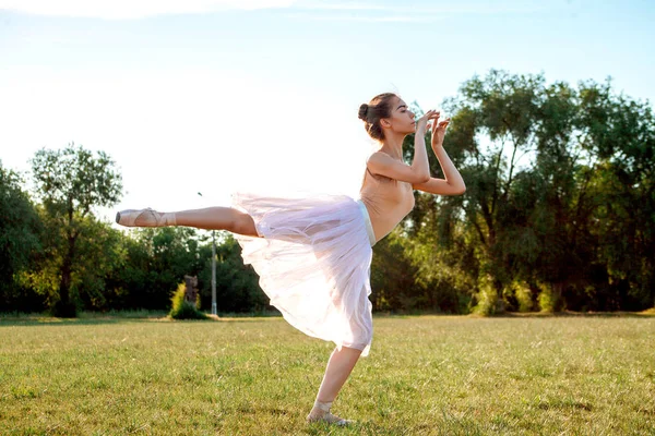 Bailarina Sensual Natureza Verão — Fotografia de Stock