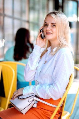 Telefonu kafede güzel sarışın iş elbiseleri